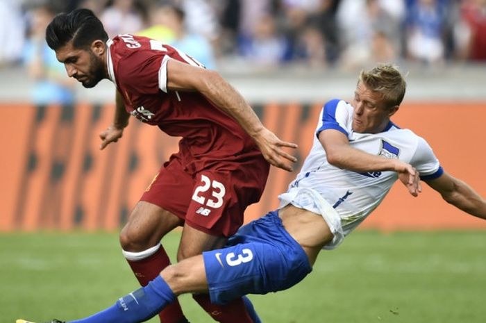 Gelandang Liverpool FC, Emre Can (kiri), berduel dengan pemain Hertha Berlin dalam laga pramusim di Berlin, Jerman, pada 29 Juli 2017.