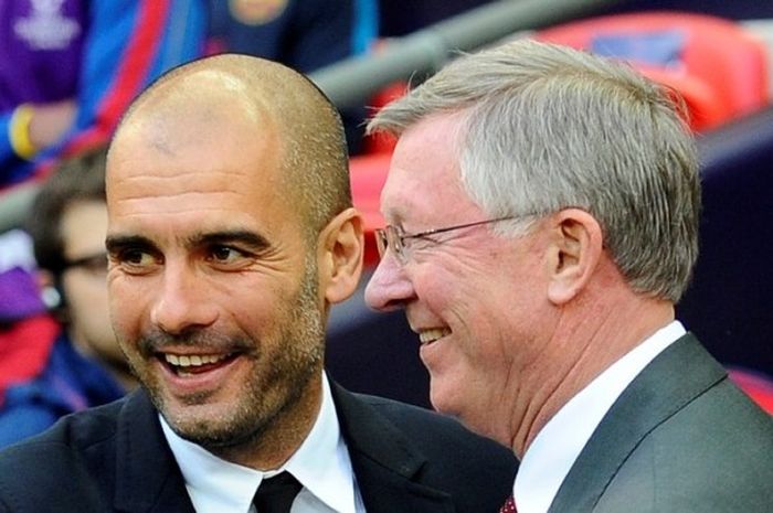 Josep Guardiola (kiri) merangkul Sir Alex Ferguson saat Barcelona melawan Manchester United