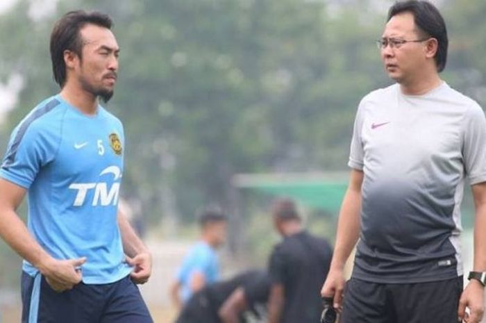 Pelatih Ong Kim Swee (kanan) dan kiper Khairul Fahmi Che Mat dalam sesi latihan timnas Malaysia di l