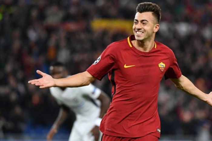 Penyerang AS Roma, Stephan El Shaarawy, merayakan gol ke gawang Chelsea dalam partai Liga Champions di Stadion Olimpico, Roma, 31 Oktober 2017.