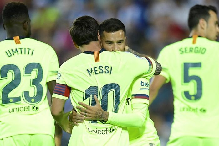 Gelandang FC Barcelona, Philippe Coutinho, merayakan golnya dengan memeluk Lionel Messi dalam laga Liga Spanyol kontra Leganes di Stadion Municipal de Butarque, Leganes, Spanyol pada 26 September 2018.