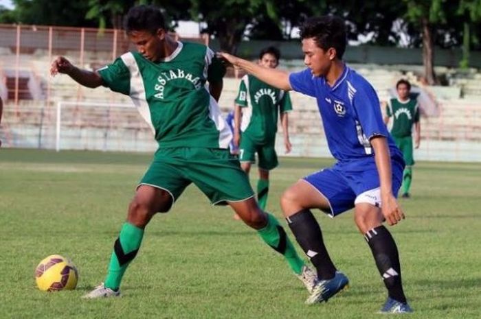 Pemain Assyabaab (hijau) berusaha melindungi bola dari pilar Colombo FC di Gelora 10 November, Surabaya, Sabtu (5/11/2016). 