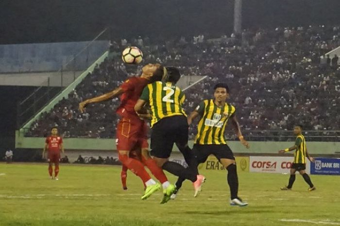 Pemain Persis Solo dan Persipon Pontianak berebut bola pada laga Liga 2 di Stadion Manahan Solo, Jumat (18/8/2017). Pertndingan kedua tim berakhir imbang 1-1.