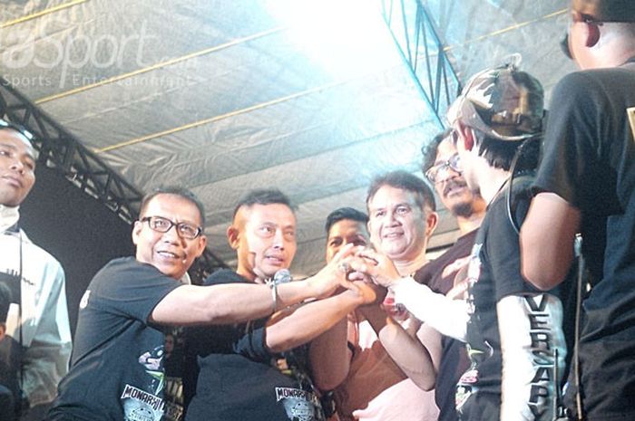 Ketua umum The Jakmania, Ferry Indrasjarief (tengah) berfoto bersama perwakilan Bomber dan Viking ‎di acara ulang tahun Bomber ke-16 di Pusdikku TNI AD, Kota Bandung, Minggu (17/9/2017)‎.