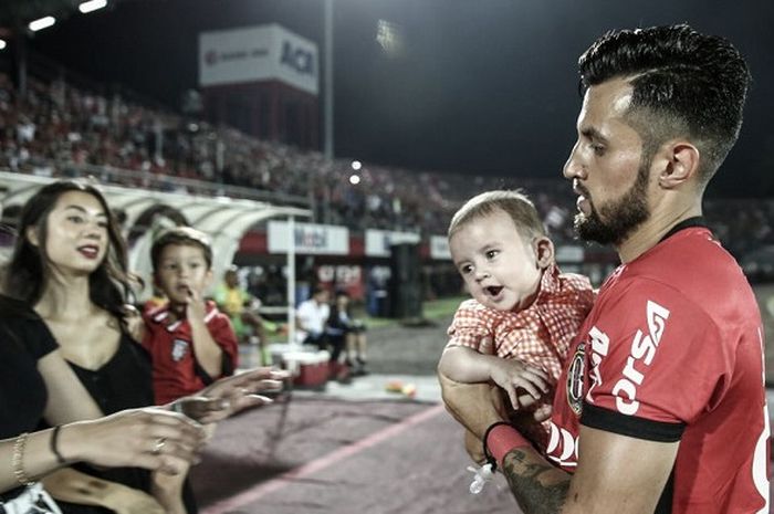 Stefano Lilipaly saat menggendong sang anak disambut istrinya, Carmen Rowena, yang didampingi Jennifer Bachdim, istri Irfan Bachdim.