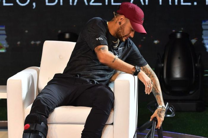 Penyerang Paris Saint-Germain asal Brasil, Neymar, ikut ambil bagian dalam acara promo produk elektronik dari China, TCL, di Sao Paulo, Brasil pada 17 April 2018.