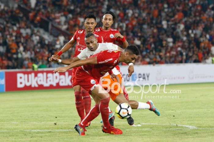 Tiga pemain Persija, Jaimerson Xavier (depan), Maman Abdurahman, dan Rohit Chand (belakang) mengapit penyerang Borneo FC, Titus Bonai pada laga pekan keempat Liga 1 2018 di SUGBK, Sabtu (14/4/2018). 