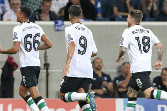 Bek kanan Liverpool FC, Trent Alexander-Arnold (kiri), merayakan gol yang dia cetak dalam laga leg pertama kualifikasi Liga Champions kontra Hoffenheim di Stadion Rhein-Neckar-Arena, Sinsheim, Selasa (15/8/2017).