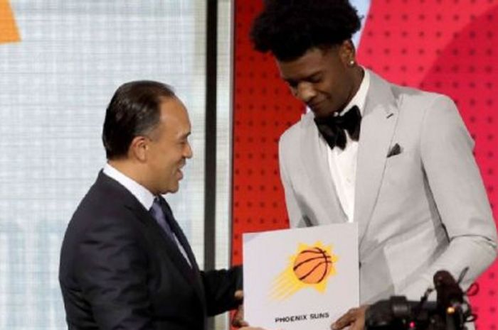 Perwakilan Phoenix Suns yang berstatus pemain, Josh Jackson, menerima kartu pemilihan pertama pada NBA Draft 2018 di Chicago, Illinois, Amerika Serikat, Selasa (15/5/2018).