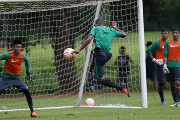 Striker seleksi Indonesia U-22, Marinus Mariyanto (kanan), melahap porsi latihan penyelesaian akhir di Lapangan Sekolah Pelita Harapan (SPH), Rabu (22/2/2017) sore WIB.