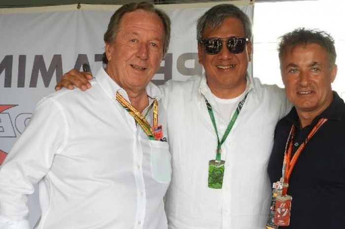 Mantan pebalap nasional dan ayah dari Sean Gelael, Ricardo Gelael, diapit pemilik tim Pertamina Arden, Garry Horner, dan eks pebalap Formula 1 Prancis, Jean Alesi, di sela-sela balapan F2 di Sirkuit Bahrain Internasional, Sakhir, Bahrain, Sabtu (15/42017).