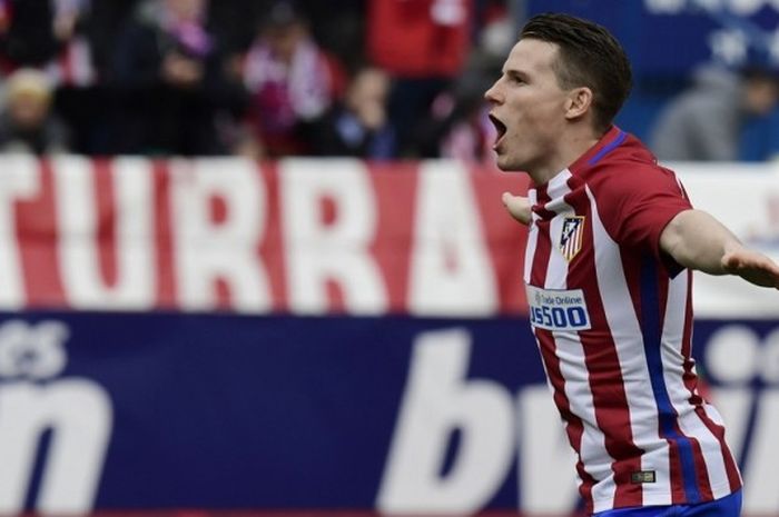 Striker Atletico Madrid, Kevin Gameiro, merayakan gol yang ia cetak ke gawang Valencia dalam laga Liga Spanyol 2016-2017 di Estadio Vicente Calderon, Madrid, Spanyol, pada 5 Maret 2017.