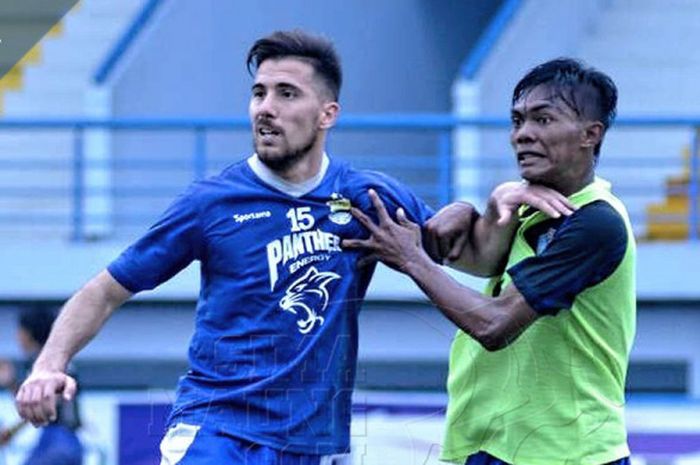 Pemain asing baru Persib di Liga 1 2018, Jonathan Bauman (Argentina) saat uji coba lawan Persib U-19, Senin (19/3/2018)