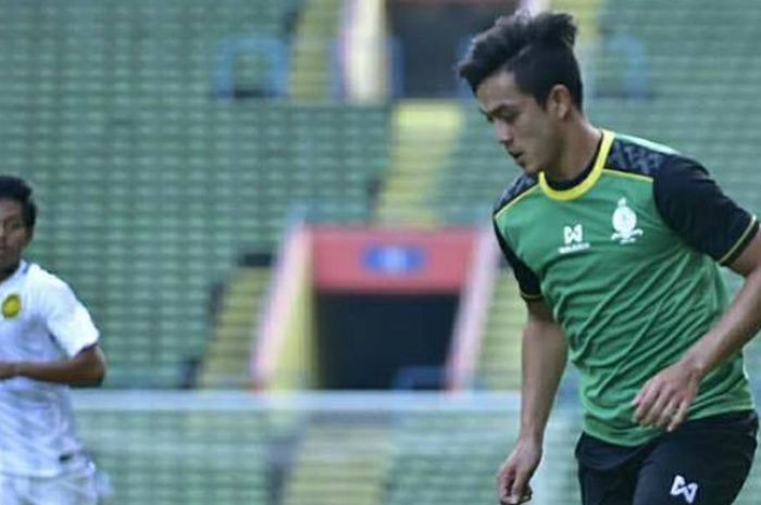 Bek asal Singapura, Hafiz Abu Sujad (kanan) saat membela Melaka United saat uji coba kontra timnas U-23 Malaysia di Stadion Shah Alam, Selangor pada Kamis (14/12/2017).