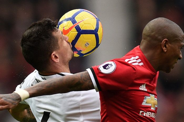 Bek Liverpool FC, Dejan Lovren (kiri), berduel dengan pemain Manchester United, Ashley Young, dalam laga Liga Inggris di Stadion Old Trafford, Manchester, pada 10 Maret 2018.