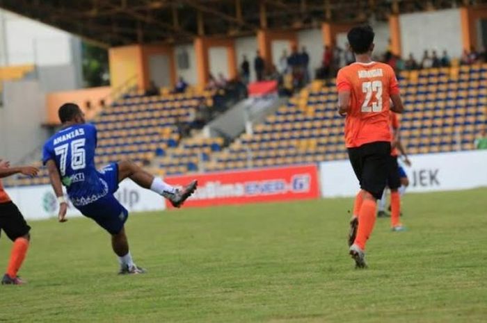 Striker PSPS Pekanbaru, Ananias Fingkrew (76) saat beraksi melepaskan sepakan keras ke arah pertahanan Persiraja Banda Aceh pada laga Grup 1 Liga 2 musim 2017 di Stadion Kaharudin Nasution, Rumbai, Sabtu (13/5/2017).