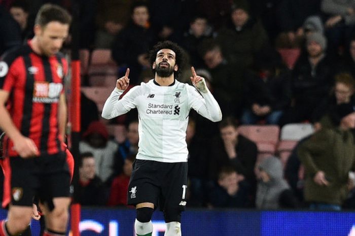 Winger Liverpool FC, Mohamed Salah, merayakan gol yang dia cetak ke gawang Bournemouth dalam laga Liga Inggris di Stadion Vitality, Bournemouth, pada 17 Desember 2017.