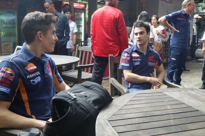 Pebalap Repsol Honda, Marc Marquez (kiri) dan Dani Pedrosa, bercengkerama di Kuningan Village Futsal, Setiabudi, Jakarta, Sabtu (13/2/2016).