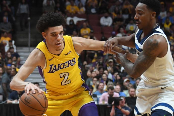 Rookie Los Angeles Lakers, Lonzo Ball, saat bermain di game 1 NBA pre-season 2017/18 melawan Minnesota Timberwolves, Minggu (1/10/2017). 