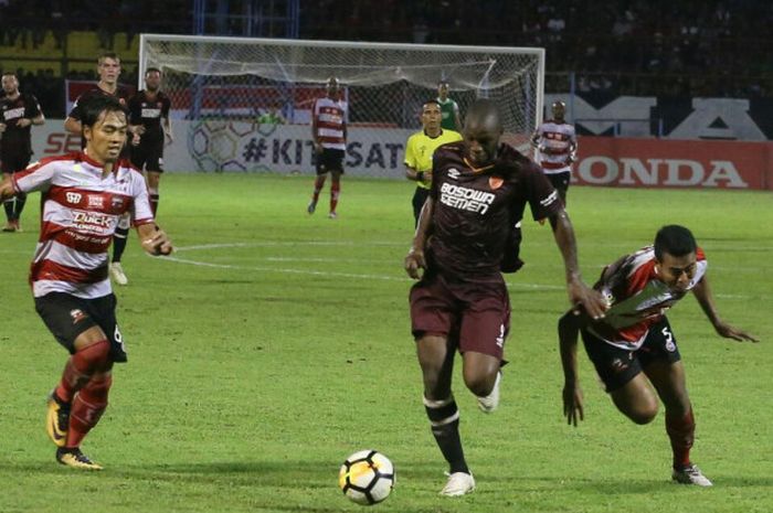 Penyerang PSM Makassar, Bruce Djite, beraksi pada laga Liga 1 2018 kontra Madura United di Stadion Andi Mattalatta, Makassar, 30 Mei 2018.