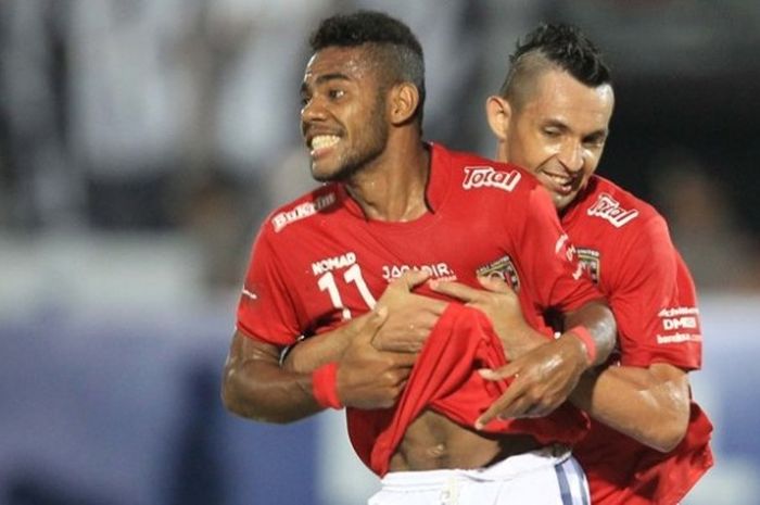 Penyerang Yabes Roni (11) dan Silvio Escobar merayakan gol tunggal Bali United ke gawang PS Polri di Stadion Kapten I Wayan Dipta, Gianyar, Minggu (27/3/2016). 