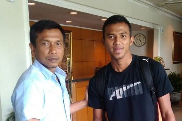 Pelatih Sriwijaya FC, Widodo C Putra saat melepas kepergian Teja Paku Alam bergabung dengan Timnas Indonesia untuk mengikuti Piala AFF 2016 di Hotel Weta Surabaya, Rabu (16/11/3016).