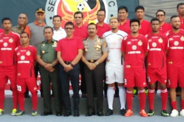 Gubernur Sumbar, Irwan Prayitno (tengah) bersama pemain, pelatih, dan jajaran manajemen Semen Padang pada peluncuran tim tersebut musim 2017 di Stadion H Agus Salim, Padang, Jumat (3/2/2017) sore. 