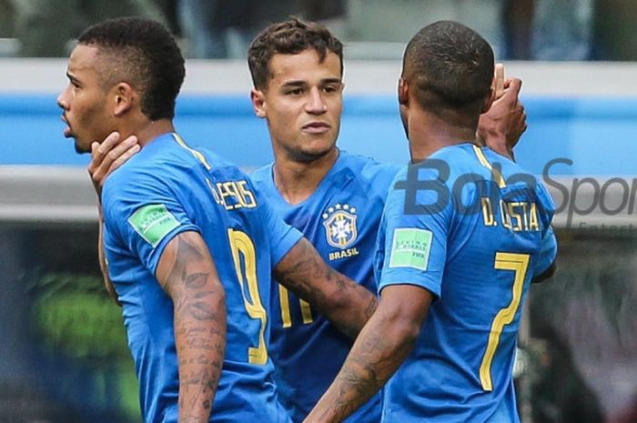   Philippe Coutinho (tengah) diselamati oleh rekan setimnya seusai mencetak gol untuk timnas Brasil ke gawang Kosta Rika dalam partai Grup E Piala Dunia 2018 di St. Petersburg, Jumat (22/6/2018).  