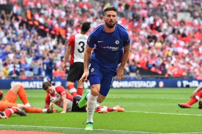 Striker Chelsea, Olivier Giroud, merayakan gol ke gawang Southampton pada laga semifinal Piala FA 2017-2018 di Stadion Wembley, London, Inggris, pada Minggu (22/4/2018).