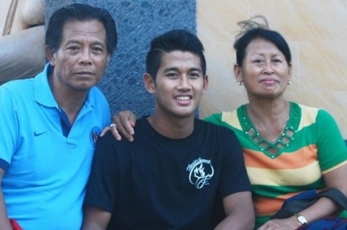 Putu Gede Juniantara (tengah) bersama kedua orang tuanya.