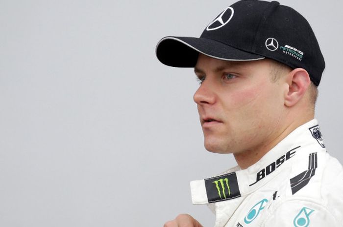 Pebalap Mercedes dari Finlandia, Valtteri Bottas, terlihat berada di paddock setelah menjalani sesi latihan pertama GP Jepang di Sirkuit Suzuka, Jumat (6/10/2017).