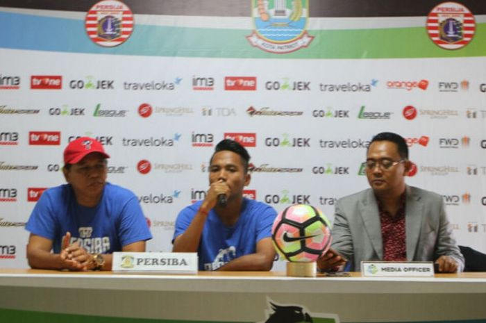 Pemain Persiba Balikpapan, Bryan Cesar Ramadhan (tengah), berbicara dalam konferensi pers jelang melawan Persija Jakarta di Stadion Patriot, Jumat (11/8/2017)