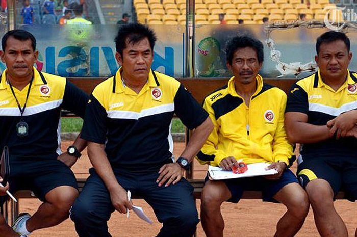 Pelatih Sriwijaya FC, Subangkit bersama timnya duduk di bangku pemain pada laga Indonesia Super League (ISL) di Stadion Utama Gelora Bung Karno (GBK), Jakarta Pusat, Minggu (9/3/2018).