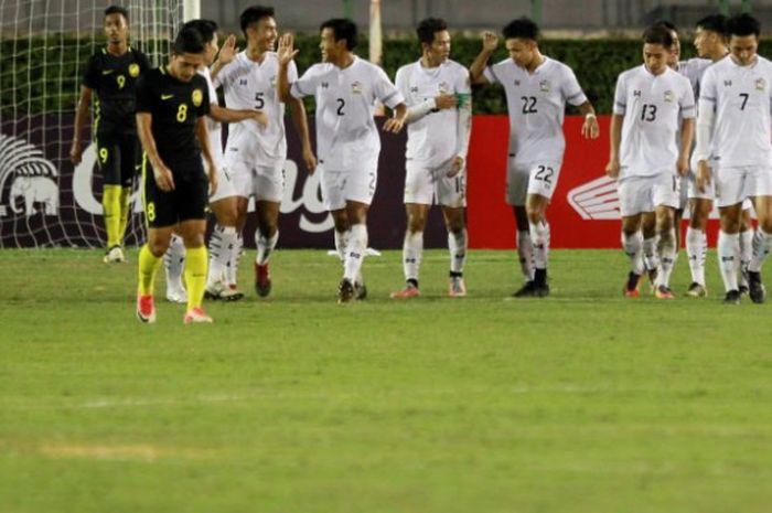 Para pemain timnas U-22 Thailand (kaus putih) merayakan gol mereka ke gawang Malaysia pada laga Grup H Kualifikasi Piala Asia U-23 edisi 2018 di Stadion Nasional, Bangkok pada 21 Juli 2017. 