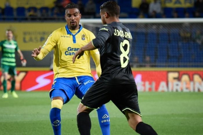 Penyerang Las Palmas, Kevin-Prince Boateng (kiri), mencoba menghentikan pergerakan pemain Villarreal, Jonathan dos Santos, dalam pertandingan La Liga 2016-2017 di Estadio de Grand Canaria, Las Palmas, Spanyol, pada Jumat (17/3/2017).