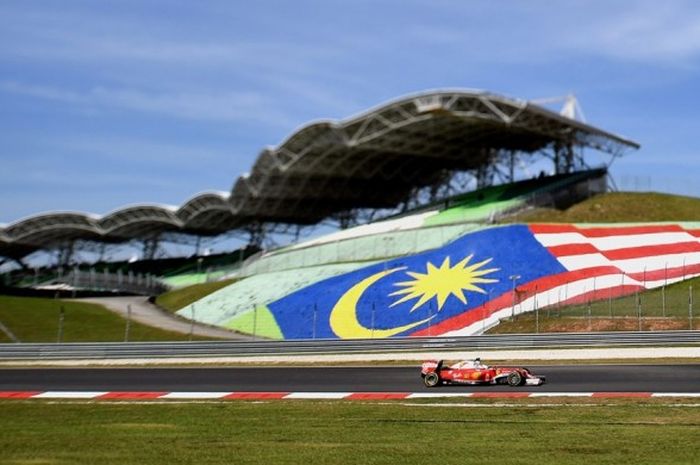 Pebalap Formula 1 asal Jerman yang membela Ferrari, Sebastian Vettel, menjalani sesi latihan pertama GP Malaysia di Sirkuit Sepang, 30 September 2016. Malaysia memastikan tidak akan menggelar balapan F1 lagi di Sepang setelah 2018.