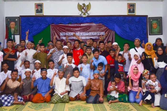 Pasoepati Mboergadoel saat berbuka bersama dan berbagi dengan Panti Asuhan Keluarga Yatim Muhammadiyah, Rabu (6/6/2018).