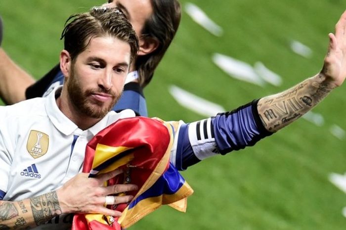 Kapten Real Madrid, Sergio Ramos, merayakan keberhasilan timnya menjuarai La Liga seusai laga kontra Malaga di Stadion La Rosaleda, Malaga, Spanyol, pada 21 Mei 2017.