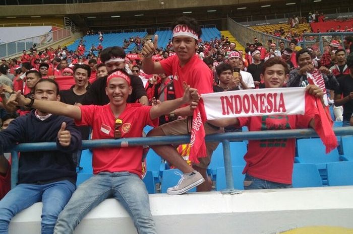 Suporter Timnas Indonesia U-22 memadati Stadion Shah Alam, Selangor, Malaysia, Selasa (15/8/2017), kontra Thailand dalam laga pembuka Grup B sepak bola SEA Games 2017.