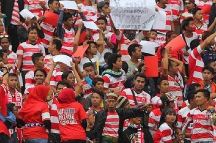 Suporter Madura United ikut marah terhadap sanksi berat dari PSSI. 