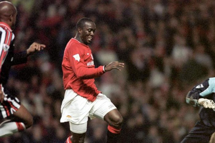 Striker Manchester United, Dwight Yorke (tengah), beraksi dalam laga Liga Inggris kontra Middlesbrough di Stadion Old Trafford, Manchester, pada 11 November 2000.