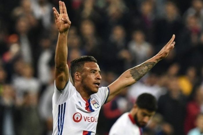 Gelandang Lyon, Corentin Tolisso, merayakan golnya ke gawang Besiktas pada leg I perempat final Liga Europa 2016-2017 di Parc Olympique Lyonnais, Decines-Charpieu, Prancis pada 13 April 2017.