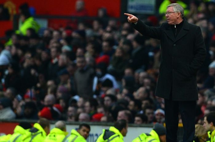 Manajer Manchester United, Sir Alex Ferguson, memberikan instruksi kepada anak asuhnya dalam pertandingan Premier League kontra Liverpool FC di Old Trafford, Manchester, Inggris, 13 Januari 2013.      