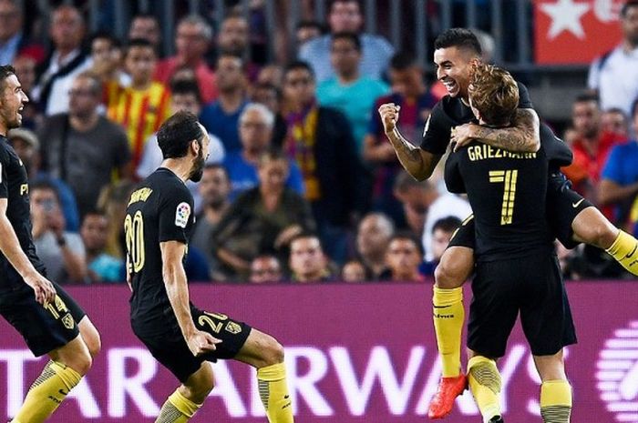 Penyerang Atletico Madrid, Angel Correa,  melakukan selebrasi usai mencetak gol ke gawang Barcelona dalam laga lanjutan La Liga 2016-2017 di Stadion Camp Nou, Barcelona, pada 21 September 2016.