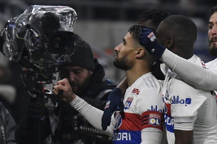 Gelandang Olympique Lyon, Nabil Fekir (kiri), merayakan gol yang dia cetak ke gawang Paris Saint-Germain dalam laga Liga Prancis di Stadion Groupama, Lyon, pada 21 Januari 2018.