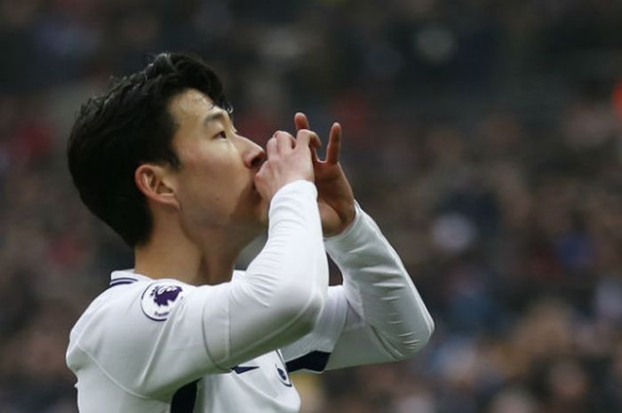Ekspresi bintang Tottenham Hotspur, Son Heung-min, usai menjebol gawang Huddersfield Town pada pertandingan Liga Inggris di Stadion Wembley, Sabtu (3/3/2018).