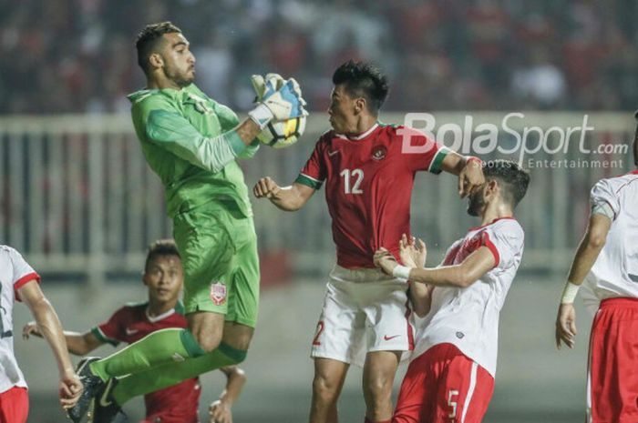 Penyerang Timnas U-23 Indonesia, Lerby Eliandry, berduel dengan kiper Bahrain, Yusuf Shabaan, pada laga PSSI Anniversary Cup 2018 di Stadion Pakansari, Bogor, Jumat (27/4/2018)