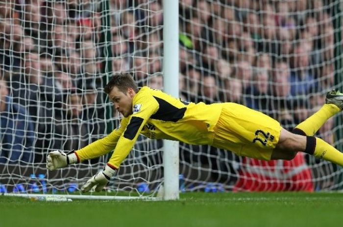 Kiper Liverpool, Simon Mignolet, berjibaku menyelamatkan bola pada laga West Ham vs Liverpool, 2 Januari 2016