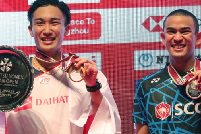 Tunggal putra Jepang, Kento Momota (kiri), dan Khosit Phetpradab (Thailand) di podium Japan Open 2018 pada Minggu (16/9/2018) di Musashino Forest Sport Plaza, Tokyo, Jepang.