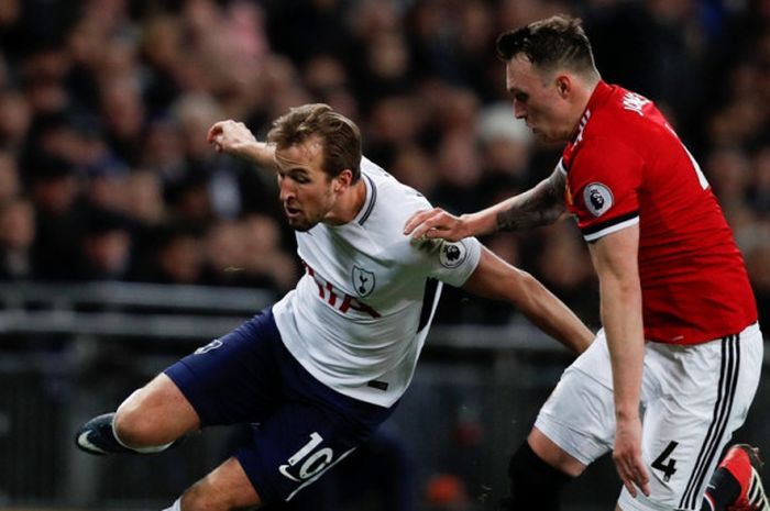 Striker Tottenham Hotspur, Harry Kane (kiri), berduel dengan bek Manchester United, Phil Jones, dalam laga Liga Inggris di Stadion Wembley, London, pada 31 Januari 2018.